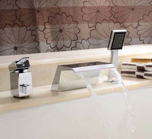 Moderná vaňová batéria s vodopádom a ručnou sprchou