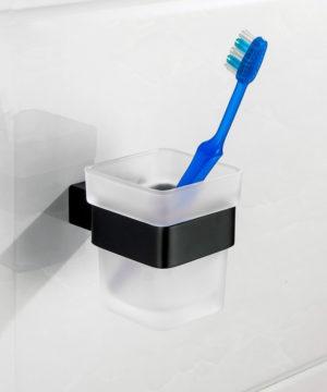 Kvalitný oceľový čierny držiak na zubné kefky so skleným pohárom