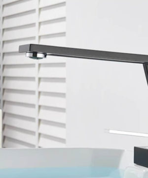 Moderná umývadlová batéria v čierno-chrómovom dizajne