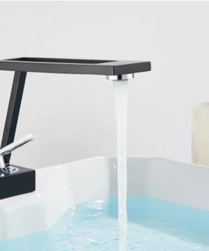 Moderná umývadlová batéria v čierno-chrómovom dizajne